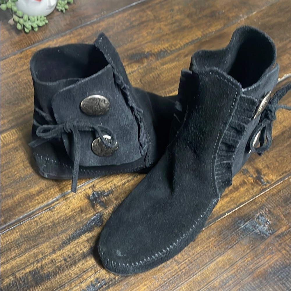 Minnetonka Women's Black Two Button Hard Sole Moccasins Boots NWB
